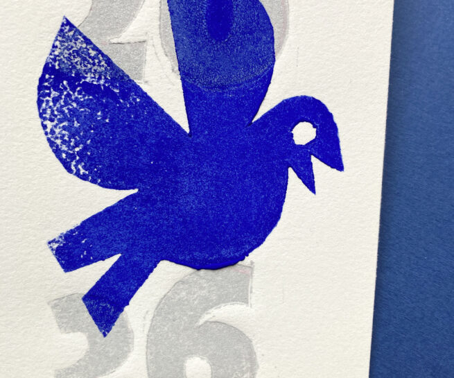 In Silber steht auf der Weihnachtskarte grduckt: 20; darunter 26. Darüber gedruckt in Blau eine Friedenstaube.