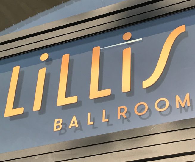 Lillis Ballroom | Logo über Eingang