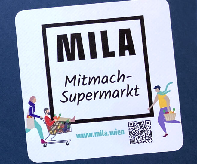 MILA-Logo, besteht aus dem Schriftzug MILA mit dem Zusatz Mitmach-Supermarkt. Auf diesem Kleber zusätzlich zwei kleine Illustrationen von Menschen, die Einkaufen gehen.